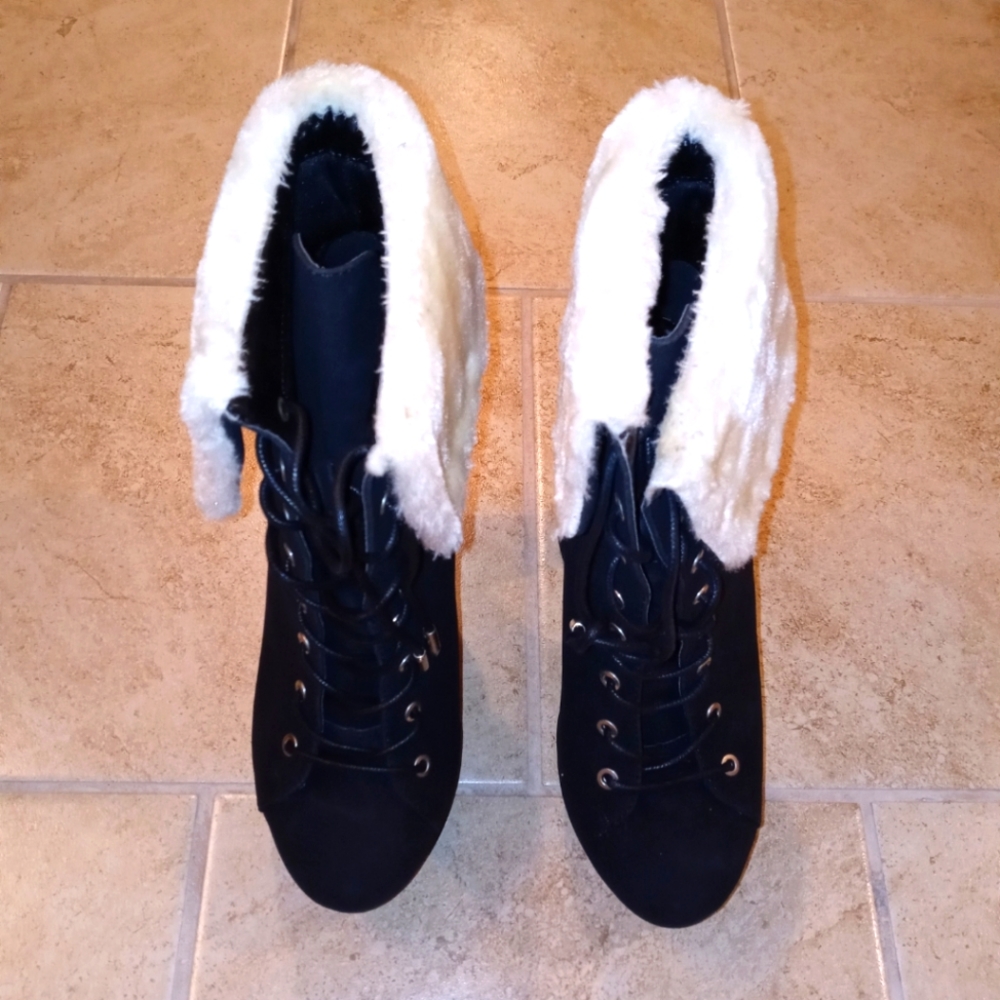 Black faux fur chunky heel bootie sz 8.5